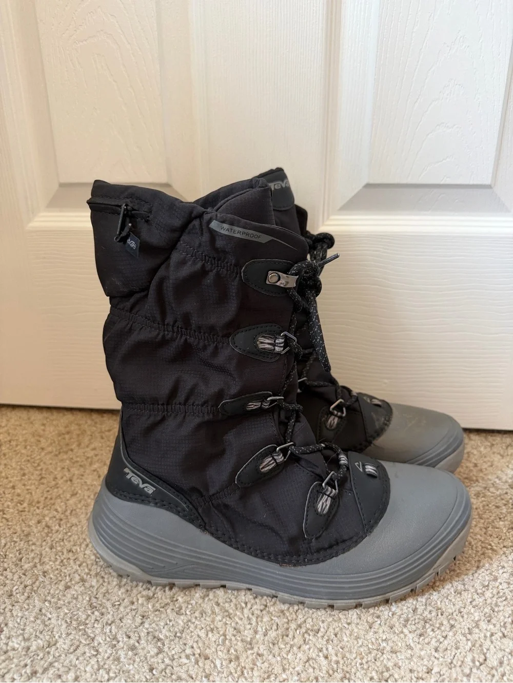 Teva women’s Thinsulate lined Black and Gray Snow Boots size 8.5